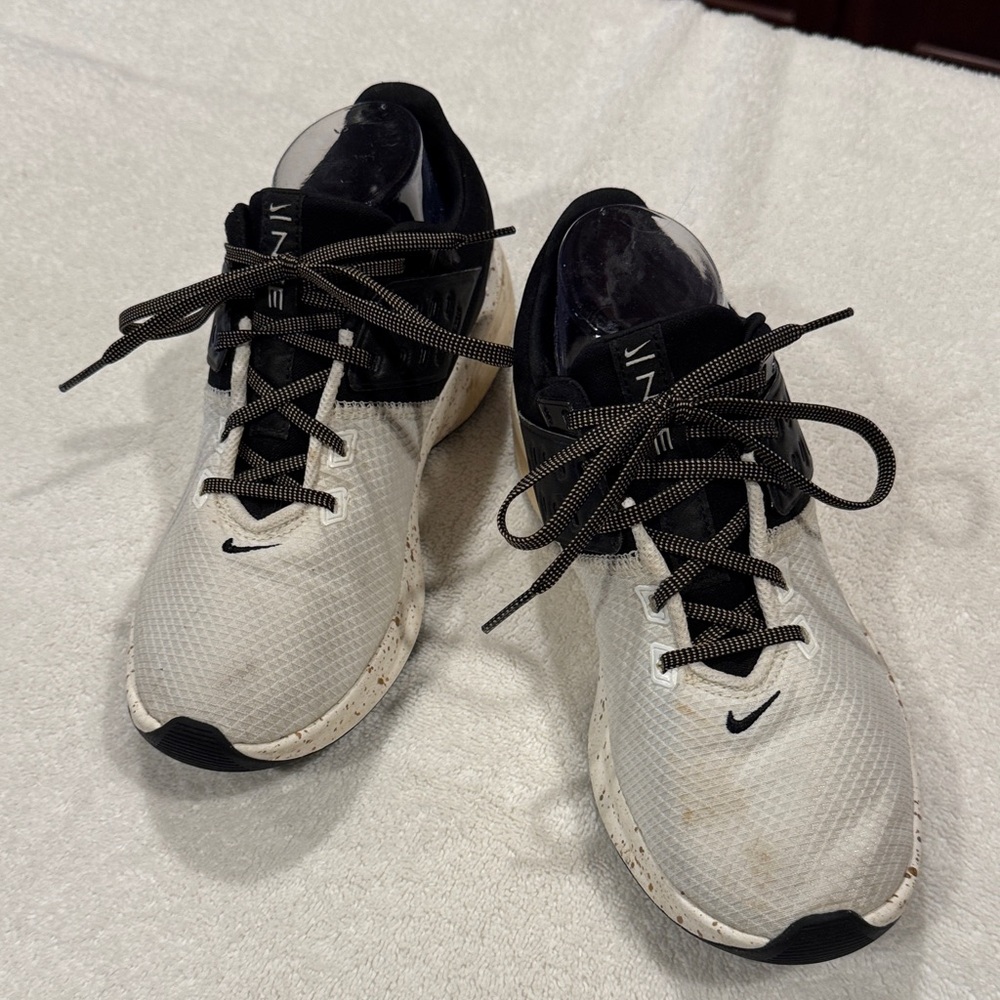 Nike Air Max Running / Athletic Shoes in black and white. Sz Women’s 9